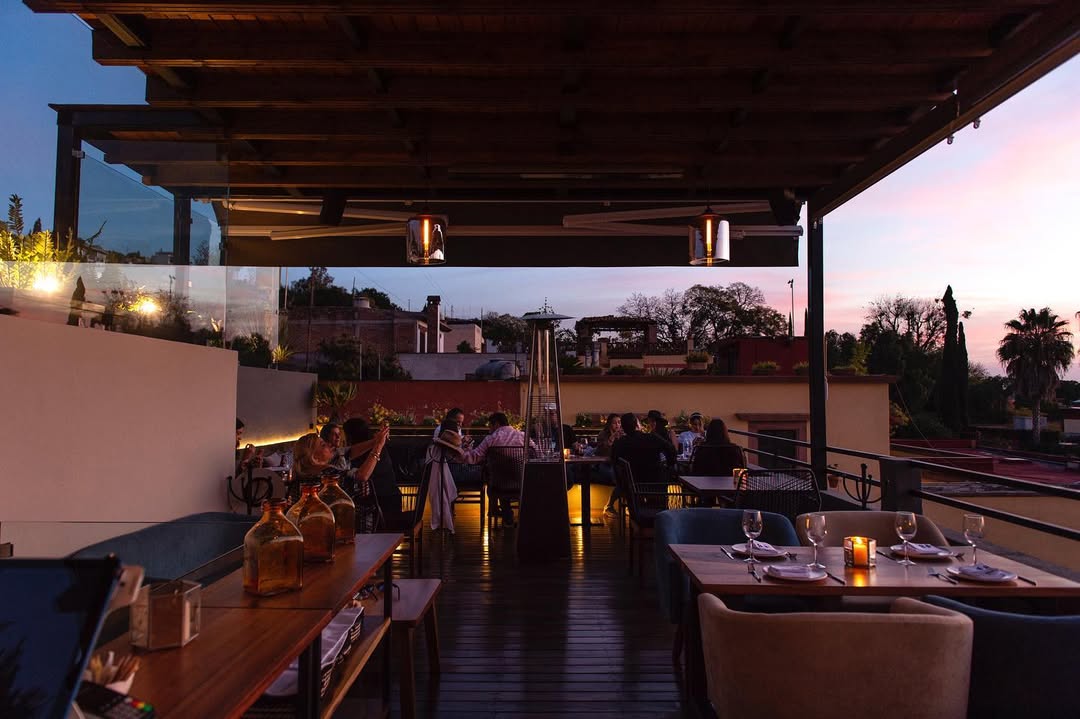 When the hardest decision is where you’ll sit. #terraza48 #sanmigueldeallende #rooftopview #sanm